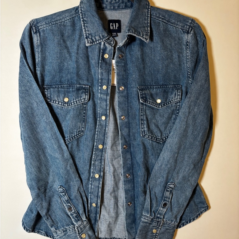 GAP NWT women’s  Blue Denim Jacket with pearl snaps
